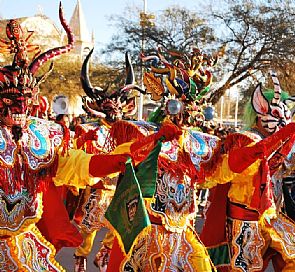 O Chile também tem carnaval: La Tirana, a festa colorida do deserto andino