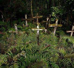 La misteriosa Isla de los Muertos y sus tenebrosas cruces de ciprés, un mito real en la Patagonia